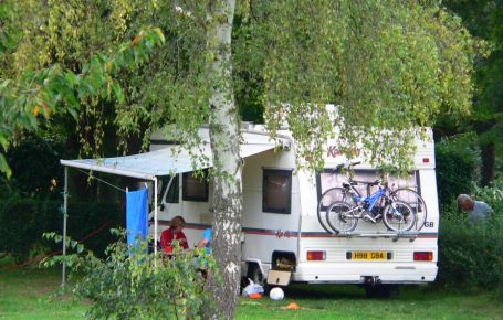 Emplacements caravane au camping Val Fleuri en Eure-et-loir