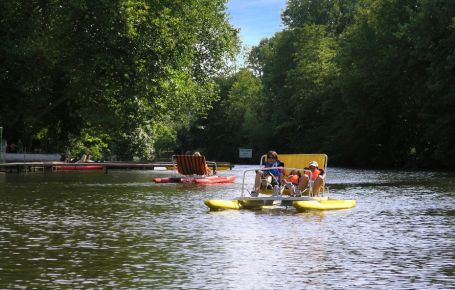 Promenade en bateau à pédales au camping Eure-et-Loir