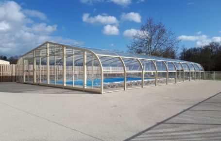 Piscine couverte au camping Le Val Fleuri