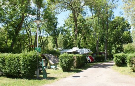 Camping Centre Val de Loire : Emplacements camping - Emplacement délimités, ombragés