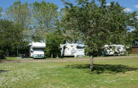 Camping familial avec piscine extérieure et piscine couverte et nombreuses activités