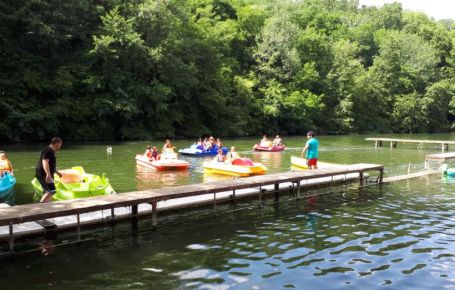 Promenade en bateau à pédales au camping Eure-et-Loir