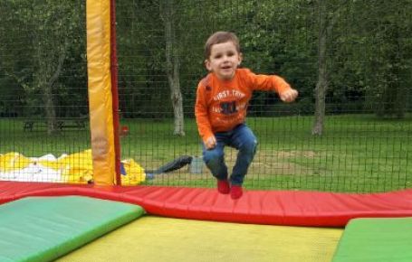 Parc de loisirs dans la vallée du Loir en Val de Loir. Plusieurs trampolines à votre disposition au camping en Val de Loire