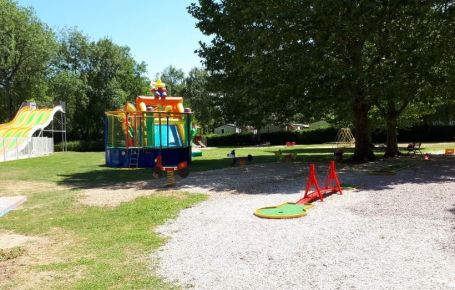 Parc de loisirs dans la vallée du Loir en Val de Loir. Plusieurs trampolines à votre disposition au camping en Val de Loire